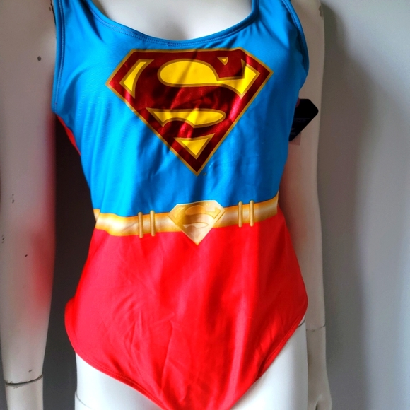 SUPERGIRL Costume - Picture 2 of 8